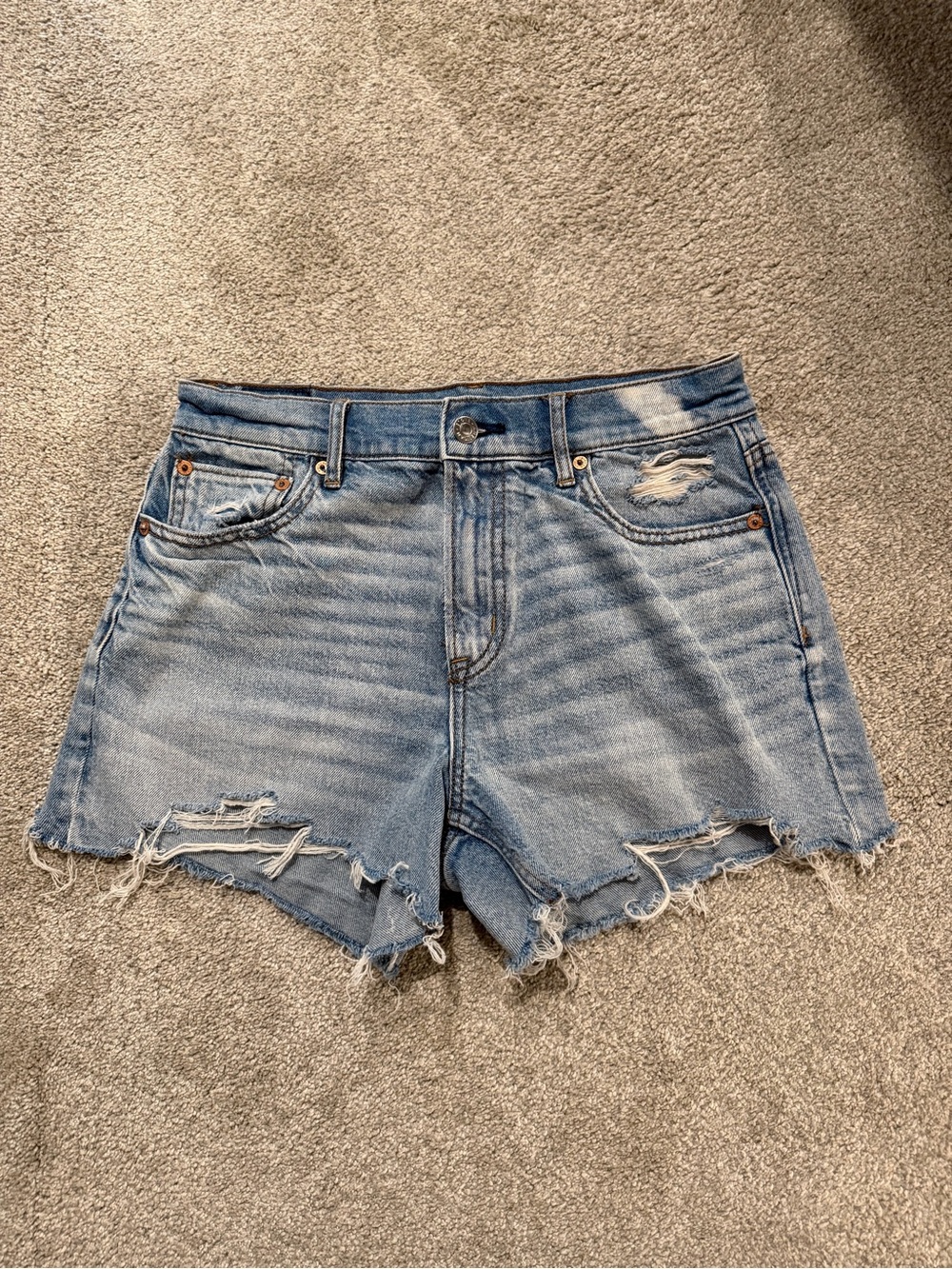 America Eagle women’s size 4 relaxed short jean shorts